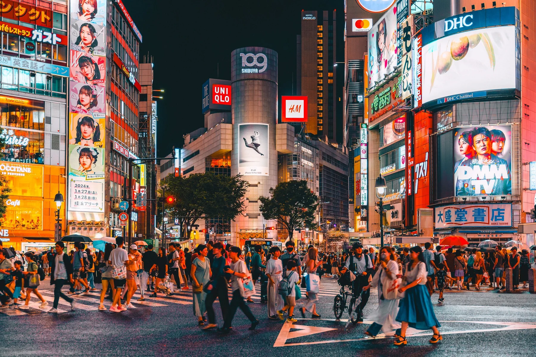 Letreros de neón en Shibuya de noche