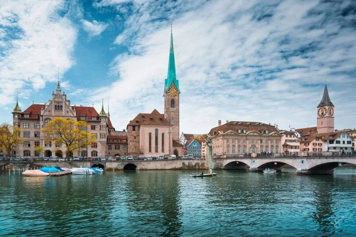El casco antiguo de Zúrich y sus campanarios junto al río Limmat
